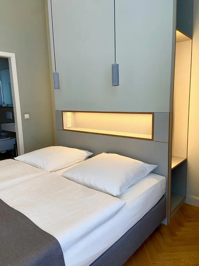 غرفة ثلاثية، Hotel 38 2/10