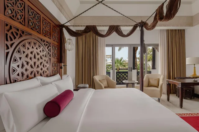 غرفة ديلوكس بسرير مزدوج بإطلالة على المسبح، Sharq Village & Spa, a Ritz-Carlton Hotel 1/5