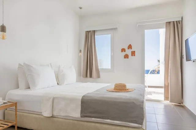 غرفة قياسية بسرير كوين وسريرين منفصلين بشرفة بغرفتي نوم بإطلالة جزئية على البحر، Yaz Beach Hotel 2/10