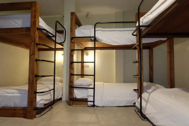 غرفة عائلية بأسرّة بطابقين بحمام خاص، Siri Poshtel Bangkok 4/10