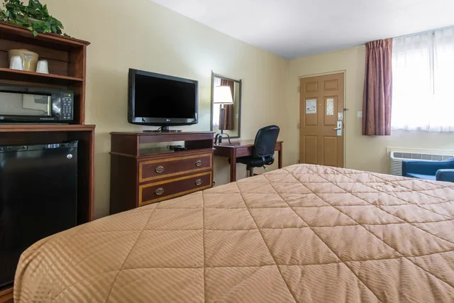 غرفة قياسية بسرير كينج، Rodeway Inn Ft Morgan 9/10