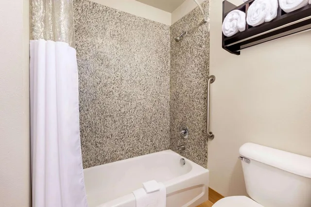 غرفة بسرير كوين مع أريكة، La Quinta Inn & Suites by Wyndham Spokane Valley 4/4