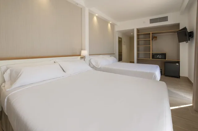 غرفة قياسية بسرير كوين بشرفة مع أريكة، Hotel Rosamar Es Blau Lloret Adults Only 1/7