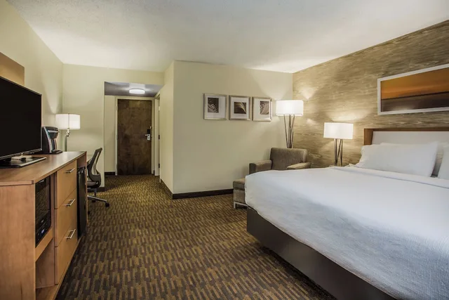 غرفة بريميوم بسرير كينج لذوي الإعاقة، Holiday Inn Saratoga Springs 3/7
