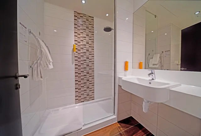 Room, Twin Beds, Premier Inn Dubai Al Jaddaf 3/4