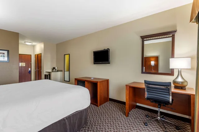 غرفة بسرير كينج، Comfort Inn and Suites Carbondale University Area 3/5