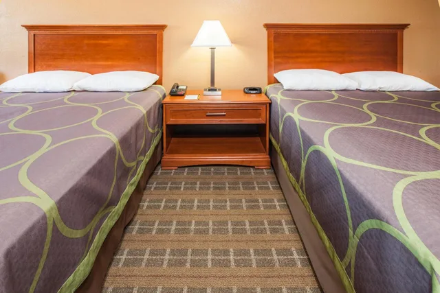 Room, 2 Queen Beds, Super 8 By Wyndham Clinton 2/4