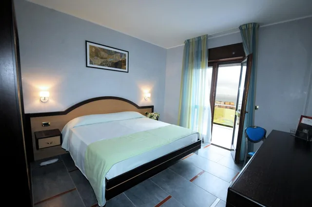 Room, Double Bed, Sea View, Grand Hotel Paradiso 7/10