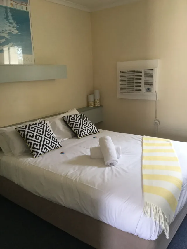 جناح بسرير كوين، Emerald Central Hotel 6/10