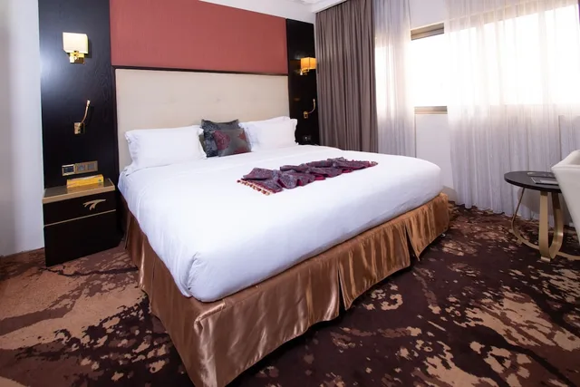 Superior, King Bed, Fleur de Lys Plateau 2/3