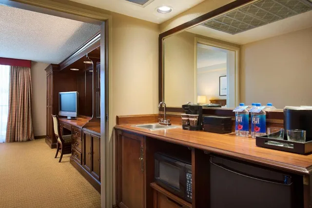 جناح بسريرين مزدوجين بغرفة نوم واحدة مع أريكة لذوي الإعاقة، Embassy Suites by Hilton San Francisco Airport Oyster Point 5/5