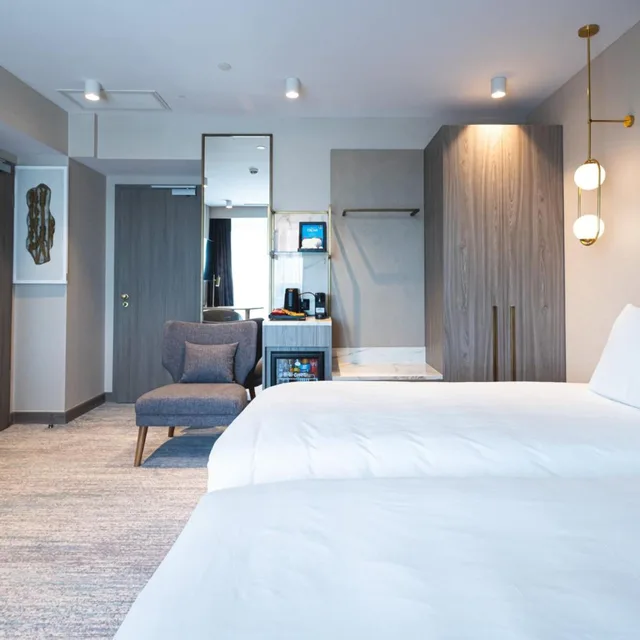 غرفة قياسية بسريرين منفصلين بإطلالة على النهر بشرفة، Crowne Plaza Constanta Mamaia Beach 3/9