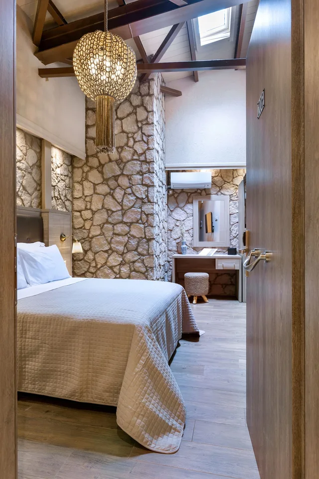 Cozy, Queen Bed, No Window، Athens Manor Houses 2/5