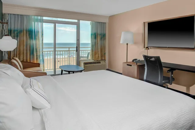 غرفة بسرير كينج مع أريكة لذوي الإعاقة، Fairfield Inn Suites By Marriott Virginia Beach Oceanfront 3/8