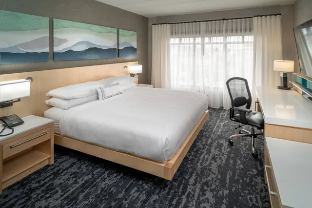Club, Suite, King Bed, Sofa, Delta Hotels Huntington Downtown 1/5