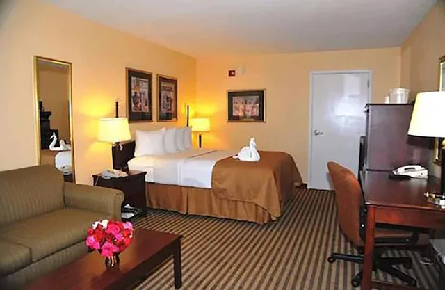 غرفة بسرير كينج مع أريكة، Opal Hotel and Suites 1/2