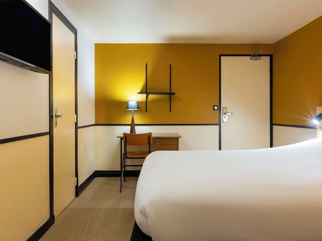 Pop, Double Bed، Greet Hotel Villeneuve La Garenne 4/10