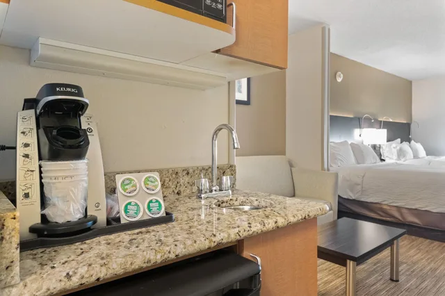 Suite, Multiple Beds, Sofa، Holiday Inn Express Hotel & Suites Bethlehem 7/7