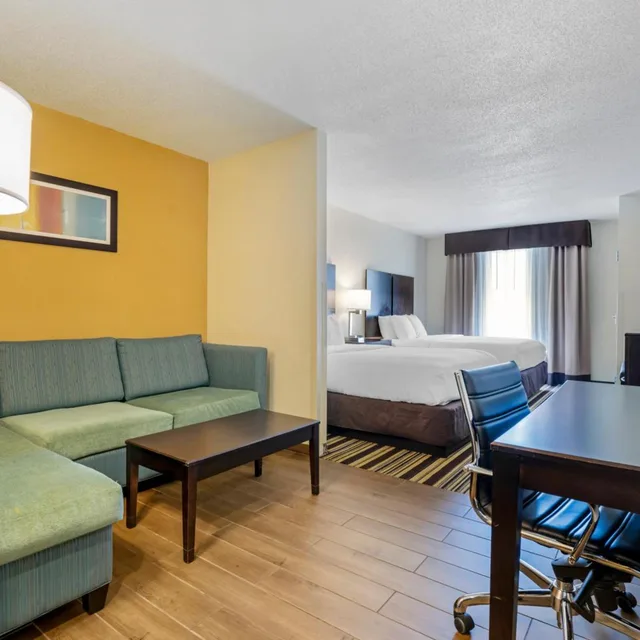 جناح بسريرين كوين مع أريكة، Comfort Inn & Suites Triadelphia - Wheeling 3/5