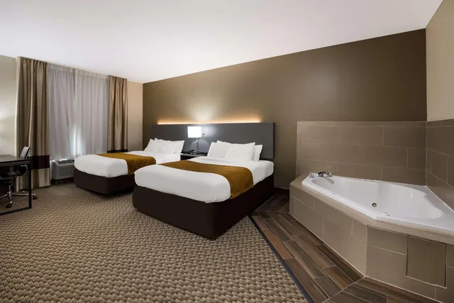 جناح بسريرين كوين بحوض جاكوزي، Comfort Inn & Suites Midway - Tallahassee West 7/7