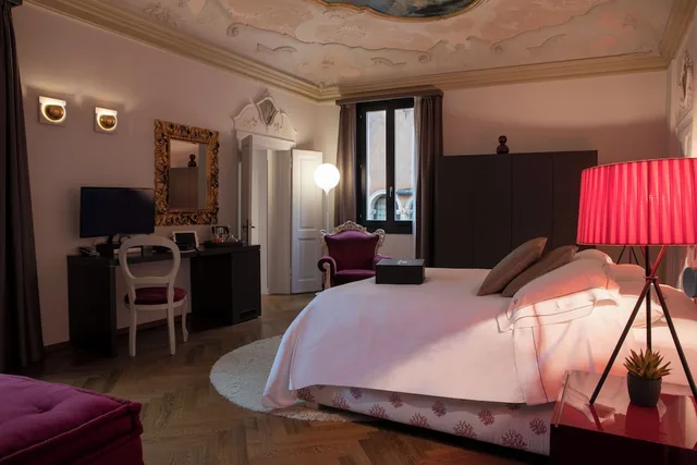 جناح جونيور بسرير كوين بإطلالة على القناة بشرفة، Hotel Corte di Gabriela 4/5
