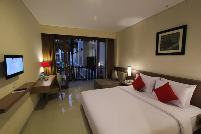 غرفة ديلوكس بسرير مزدوج بإطلالة على المسبح في طابق مرتفع، Grand La Walon Hotel 1/10