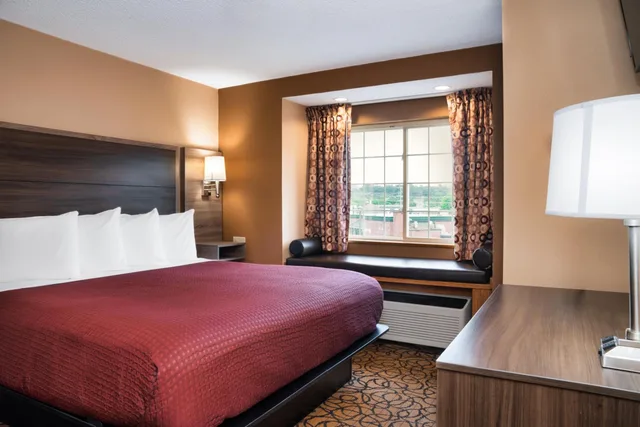 Room, King Bed, Guest Inn Pigeon Forge 4/10