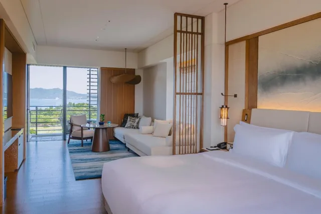 غرفة بريميير ديلوكس كبيرة ركنية بسرير كينج بشرفة بإطلالة جزئية على البحر، The Ritz Carlton Okinawa 1/4