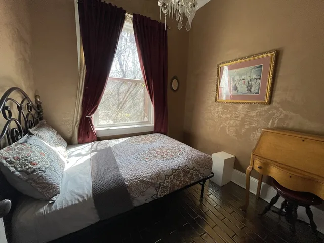Charles, Suite, King Bed، Holiday Chalet Victorian - Bed & Breakfast 4/6
