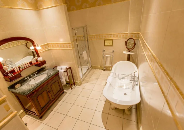 Four Poster, Suite، Kilworth House Hotel & Theatre 3/4