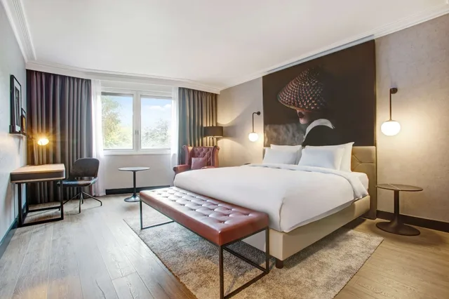 Superior, King Bed, Bunk Bed, Airport View، Radisson Red London Heathrow 1/10