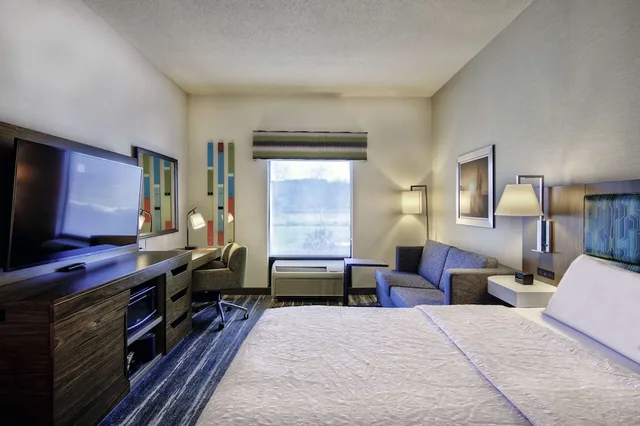 غرفة بسرير كينج مع أريكة، Hampton Inn Cortland 3/7