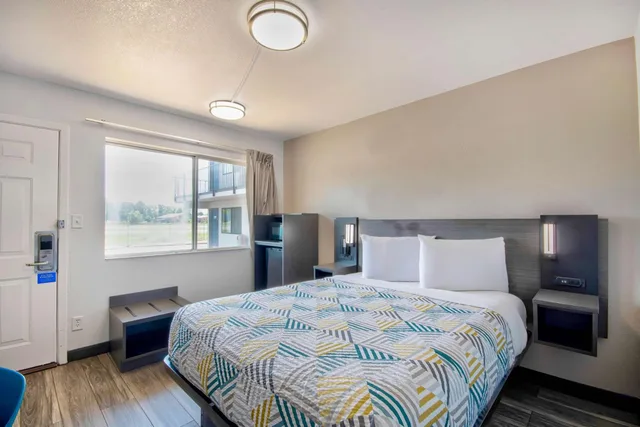 غرفة بسرير كوين للمدخنين، Motel6 Russellville, AR 6/10