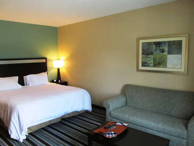 غرفة بسرير كينج مع أريكة، Hampton Inn Statesboro Ga 1/6