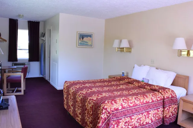 غرفة بسرير كوين بحوض استحمام، Knights Inn Oswego East 2/10
