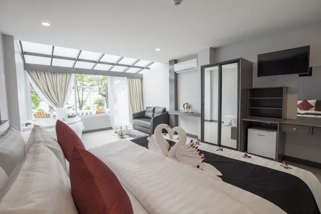 Junior Suite, Hot Tub, MODERN LIVING HOTEL 3/6