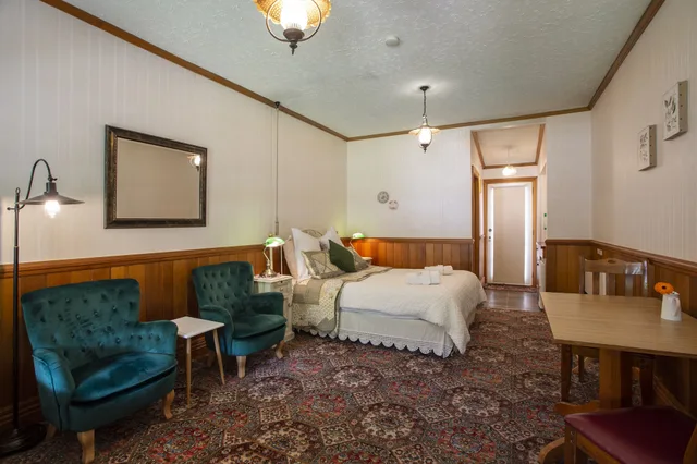 استوديو بسرير كوين وسرير فردي بمطبخ صغير، Settlers Cottage Motel 1/3
