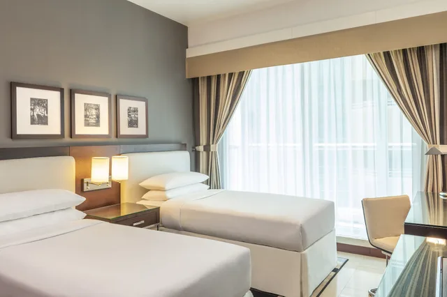 غرفة كلاسيكية بسريرين كوين بشرفة، Four Points by Sheraton Sheikh Zayed Road 3/5