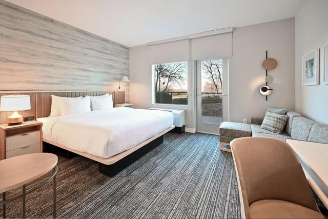 غرفة بسرير كينج بشرفة مع أريكة، TownePlace Suites by Marriott Dallas Rockwall 2/6