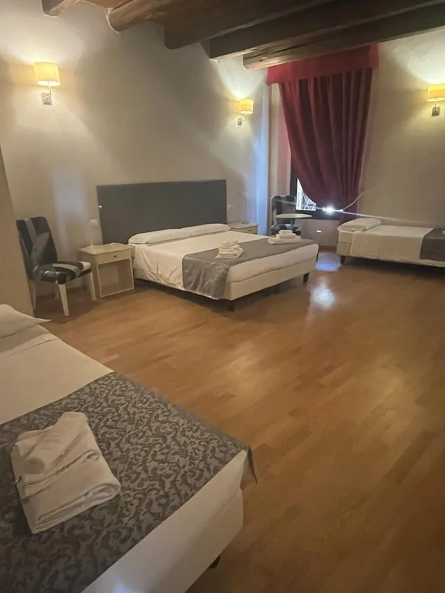 غرفة رباعية بأربعة أسرّة، Honey Rooms 7/10