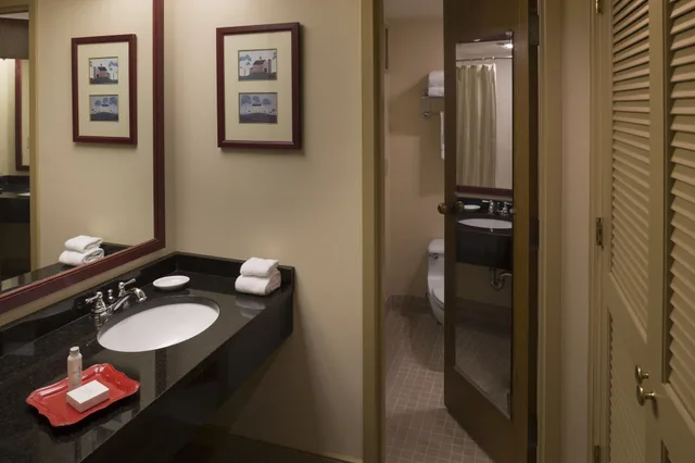 غرفة قياسية بسرير كوين، Williamsburg Lodge 2/5