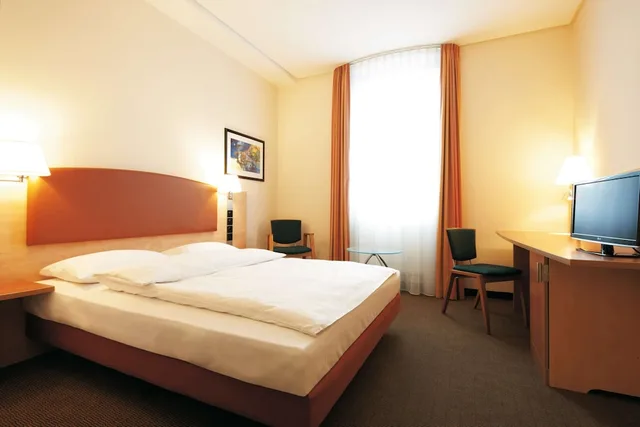 غرفة بزنس بسرير كوين، IntercityHotel Berlin Ostbahnhof 4/8