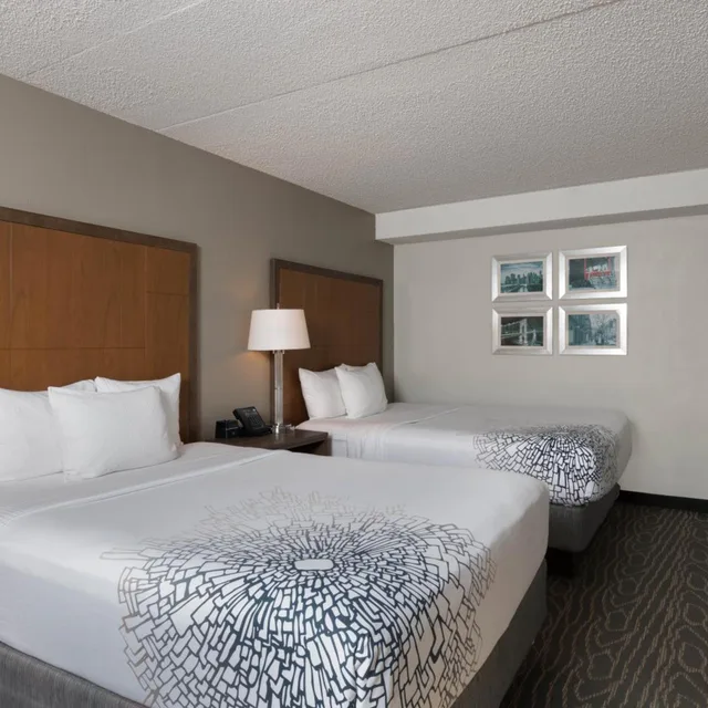 جناح بسريرين كوين بغرفة نوم واحدة، La Quinta Inn and Suites by Wyndham Secaucus Meadowlands 1/5