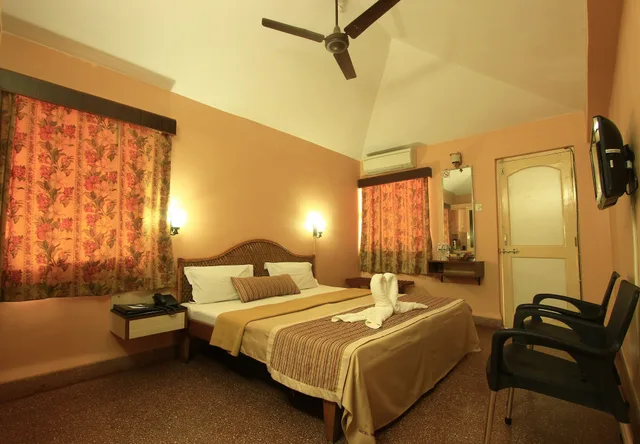 Deluxe, Double Bed, Hotel Gopika International 2/4