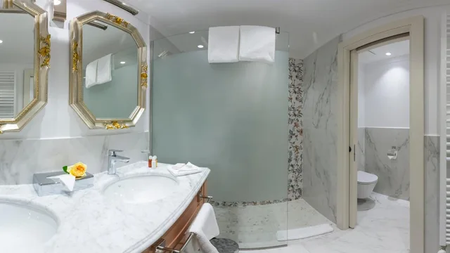 غرفة ديلوكس بسرير مزدوج بإطلالة على البحر بشرفة، Hotel Kvarner Palace 4/6