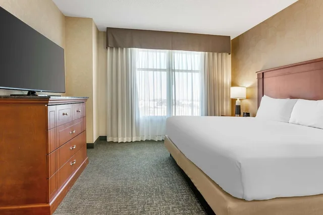 جناح بسرير كينج بغرفتين مع أريكة بحوض استحمام لذوي الإعاقة، Drury Inn & Suites Phoenix Tempe 1/3