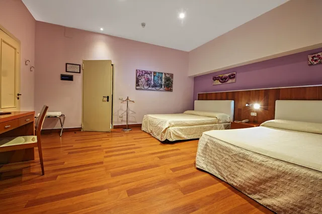 غرفة رباعية بأربعة أسرّة، Hotel Tonic 1/3