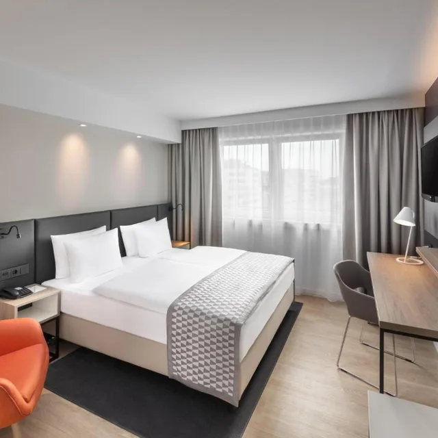 غرفة قياسية بسرير كينج وسرير كوين، Holiday Inn Munich - City Centre 2/5