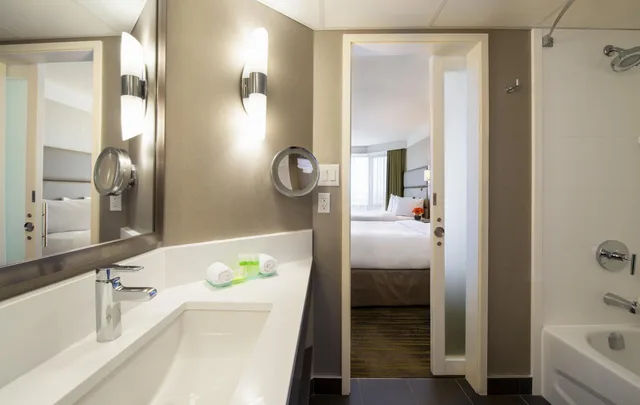 جناح بحوض جاكوزي، Saskatoon Inn 2/3