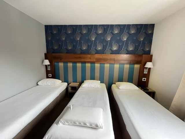 غرفة ثلاثية بسرير كوين وسرير فردي، Kyriad Grenoble Nord Le Fontanil 1/3